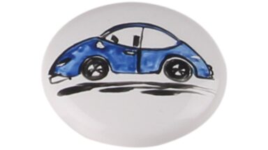 Knopf Baby Porzellan Auto blau - 55 mm lang vor weißem Hintergrund