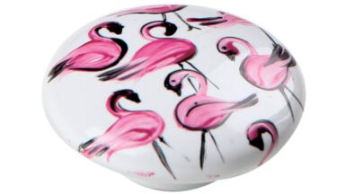 Knopf Baby Porzellan Flamingos pink - 55 mm lang vor weißem Hintergrund