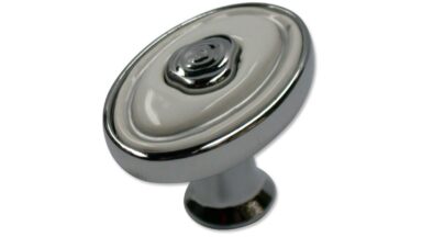 Knopf Brakel Druckguss - Kunststoff chrom glänzend weiß silber glänzend - 32 mm lang vor weißem Hintergrund