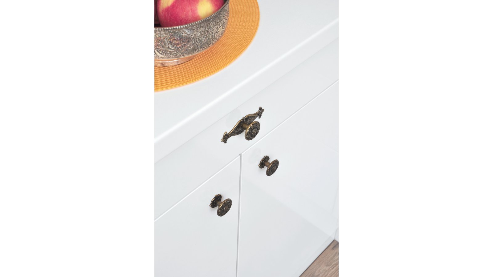 Knopf Dresden Druckguss altmessingfarbig brüniert getrommelt - 33 mm lang  vor weißem Hintergrund