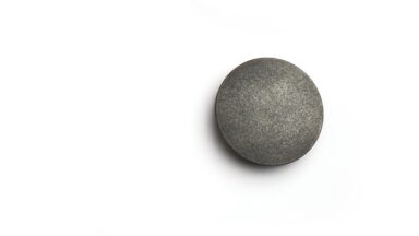 Knopf Frankfurt Kunststoff - grau-silber - 47 mm lang  vor weißem Hintergrund