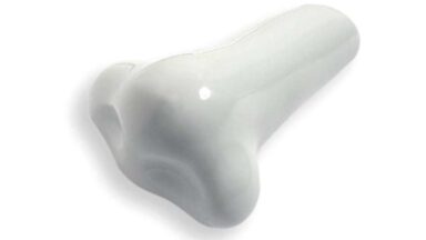 Knopf Geeste Keramik weiß - 64 mm lang vor weißem Hintergrund
