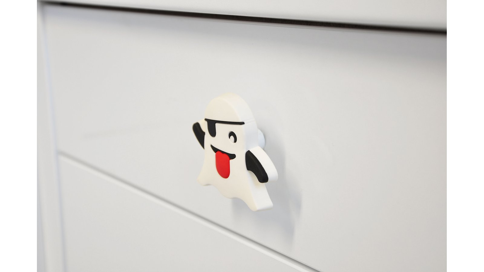 Knopf Geist Softmaterial - Metallfuß weiß-rot - 63 mm lang  vor weißem Hintergrund