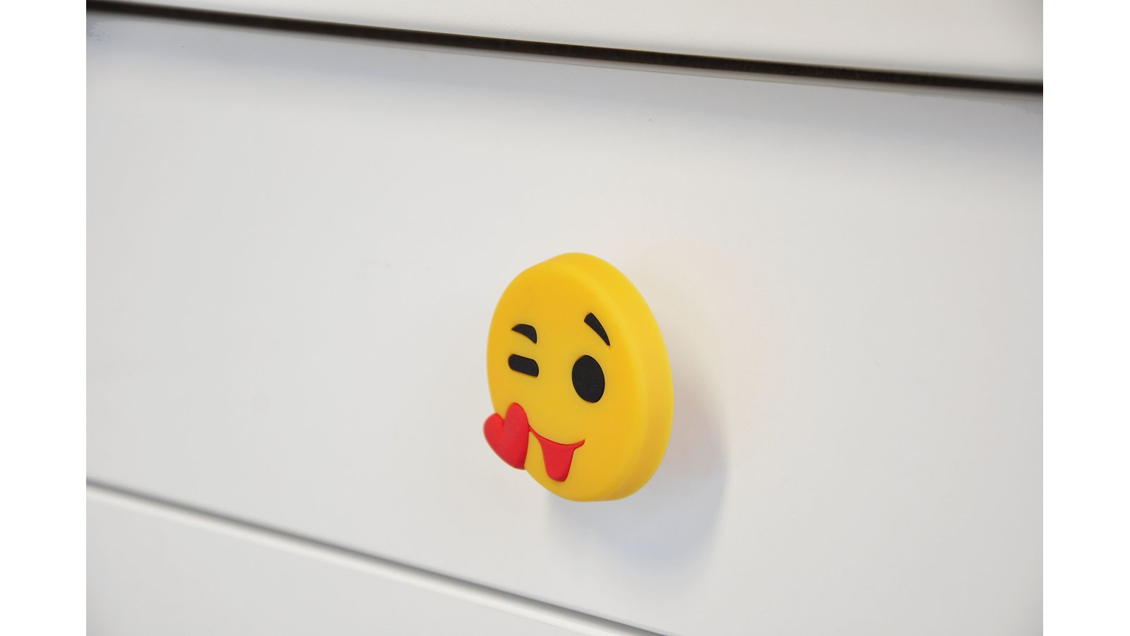 Knopf Gesicht-Kuss Softmaterial - Metallfuß gelb - 52 mm lang  vor weißem Hintergrund