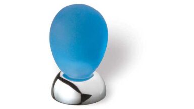 Knopf Großenkneten Kunststoff-Messing/Metallfuß glaseffekt fernblau matt poliert verchromt - 20 mm lang vor weißem Hintergrund