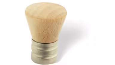 Knopf Hagenow Holz - Druckguss buche natur lackiert matt vernickelt - 20 mm lang  vor weißem Hintergrund