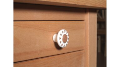 Knopf Haigerloch Terrakotta weiß-braun - 37 mm lang  vor weißem Hintergrund