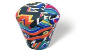 Knopf Hilpolstein Kunststoff bedruckt weiß-orange - 28 mm lang vor weißem Hintergrund