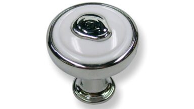 Knopf Holzwickede Druckguss - Kunststoff chrom glänzend weiß - 23 mm lang vor weißem Hintergrund