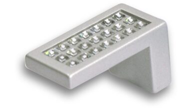 Knopf Mittweida Druckguss alufarbig pulverbeschichtet swarovski® kristalle - 40 mm lang  vor weißem Hintergrund