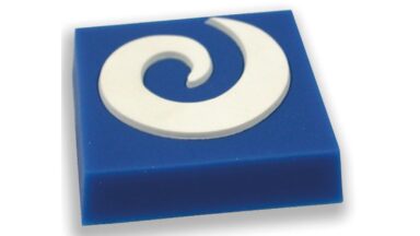 Knopf Monschau Softmaterial - Metallfuß weiß-dunkelblau - 40 mm lang  vor weißem Hintergrund