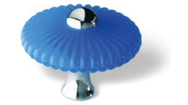 Knopf Neustadt Kunststoff-Druckguss glaseffekt matt blau chrom glänzend - 37 mm lang vor weißem Hintergrund