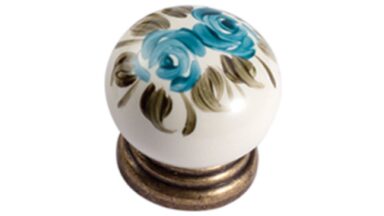 Knopf Neutraubling Zamak Porzellan antik beige Blumen Türkiesrose blau grün - 30 mm lang  vor weißem Hintergrund