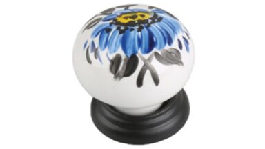 Knopf Neutraubling Zamak Porzellan schwarz weiß Blumen blau gelb schwarz - 30 mm lang  vor weißem Hintergrund