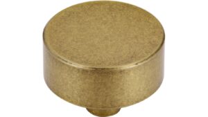 Knopf Oftersheim Aluminium messingfarbig getrommelt matt - 33 mm lang vor weißem Hintergrund