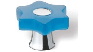 Knopf Perleberg Kunststoff-Messing/Metallfuß glaseffekt fernblau matt poliert verchromt - 38 mm lang  vor weißem Hintergrund