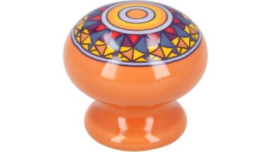 Knopf Raubling Keramik bunt pastelorange mandala - 38 mm lang vor weißem Hintergrund