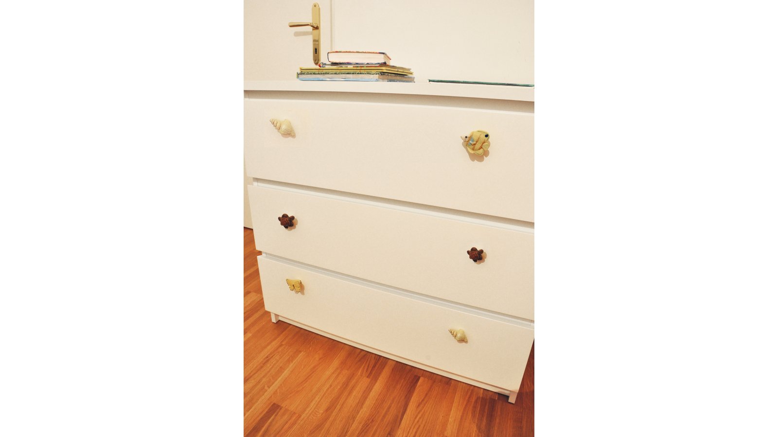 Knopf Ritterhude Kunststoff bunt - 52 mm lang  vor weißem Hintergrund