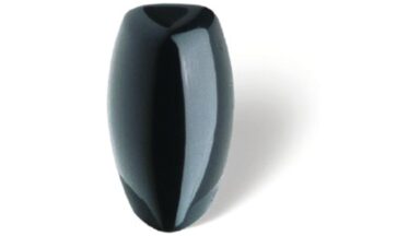Knopf Scheeßel Kunststoff schwarz - 18 mm lang  vor weißem Hintergrund
