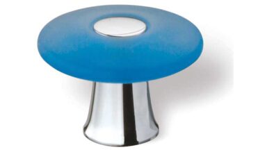 Knopf Schermbeck Kunststoff-Messing/Metallfuß glaseffekt fernblau matt poliert verchromt - 39 mm lang vor weißem Hintergrund