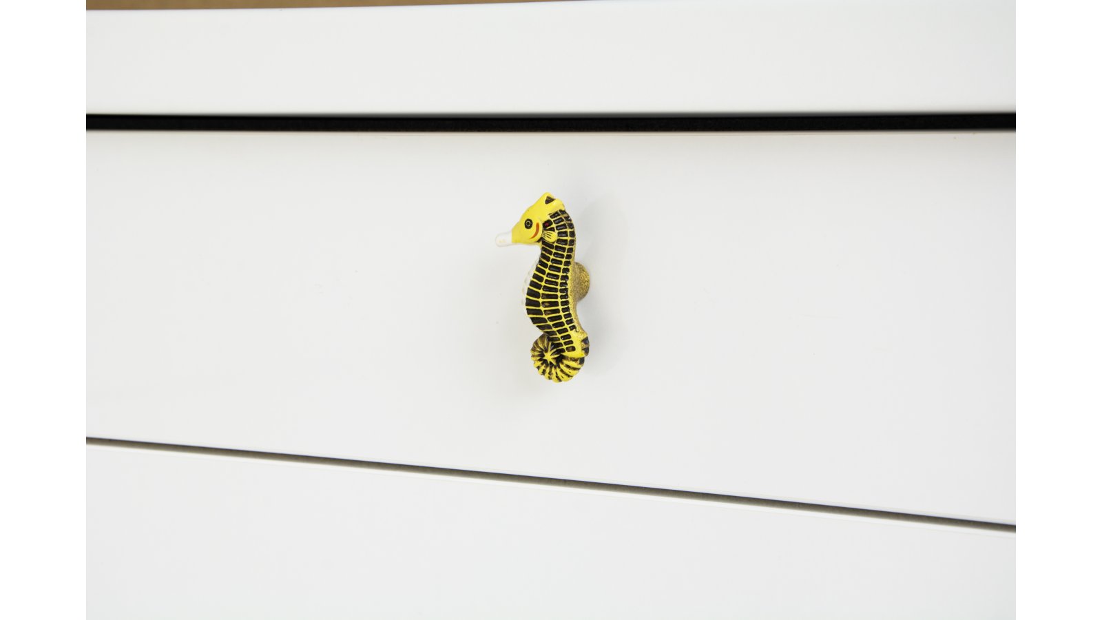 Knopf Schiffdorf Kunststoff bunt - 65 mm lang  vor weißem Hintergrund