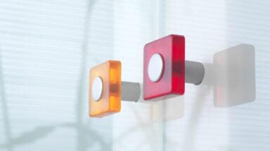 Knopf Schotten Kunststoff Glaseffekt - rot, Kunststoff metallisiert - weißaluminium - 30 mm lang  vor weißem Hintergrund