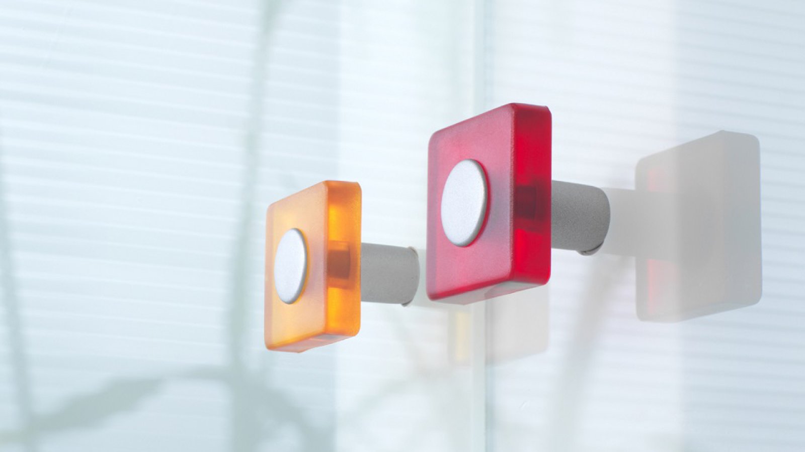 Knopf Schotten Kunststoff Glaseffekt - rot, Kunststoff metallisiert - weißaluminium - 30 mm lang  vor weißem Hintergrund