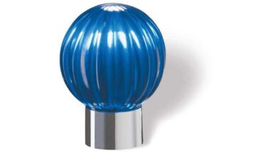 Knopf Soest Kunststoff glaseffekt blau metallisiert chrom glänzend - 29 mm lang  vor weißem Hintergrund