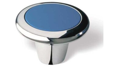 Knopf Stendal Zinkdruckguß - chrom glänzend, Kunststoff Gummieffekt - brilliantblau - 40 mm lang vor weißem Hintergrund