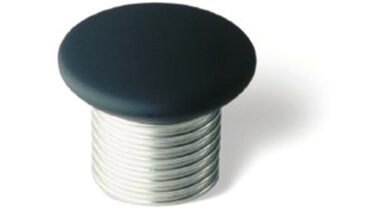 Knopf Stolberg Kunststoff Gummieffekt - schwarz, Kunststoff metallisiert - nickel matt - 30 mm lang vor weißem Hintergrund