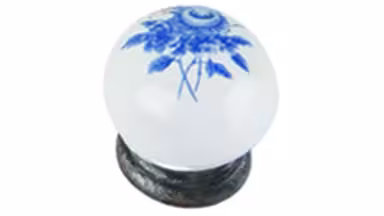 Knopf Tangermünde Zamak Porzellan antik silber weiß Siebdruck Blumen blau 2 - 30 mm lang  vor weißem Hintergrund
