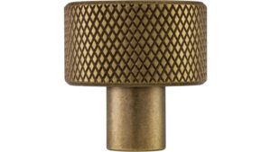 Knopf Threesixty Aluminium messingfarbig getrommelt matt - 24 mm lang  vor weißem Hintergrund