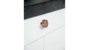 Knopf Threesixty Aluminium messing schwarz gebürstet - 33 mm lang  vor weißem Hintergrund