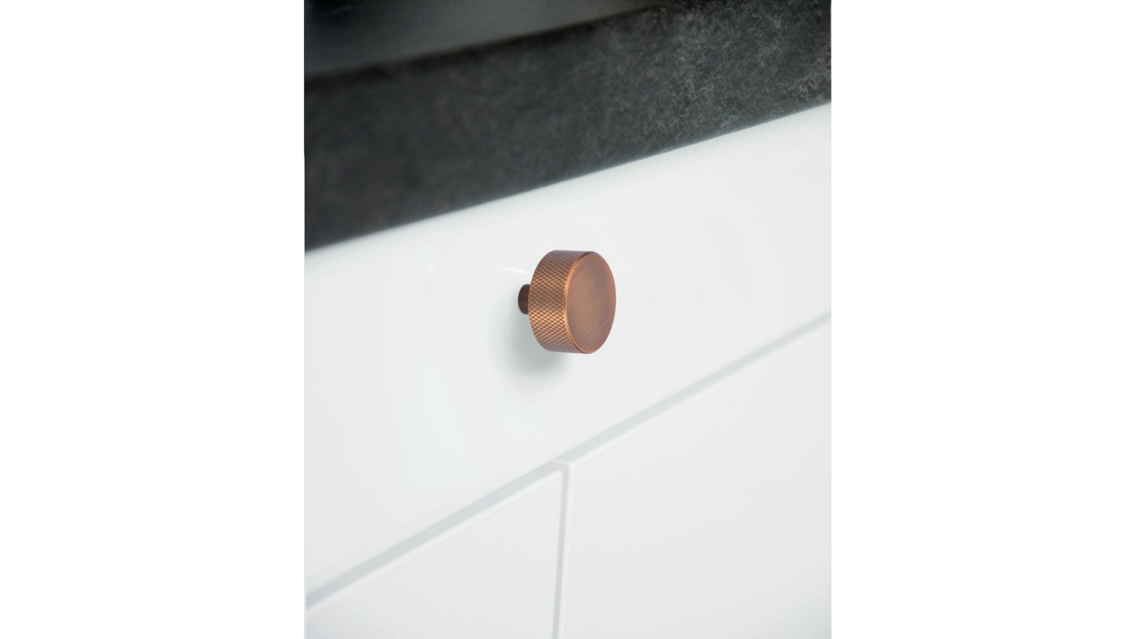 Knopf Threesixty Aluminium messing schwarz gebürstet - 33 mm lang  vor weißem Hintergrund