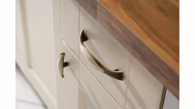 Knopf + Einlage Munster Druckguss - Kunststoff altmessing brüniert gebürstet beige - 67 mm lang  vor weißem Hintergrund