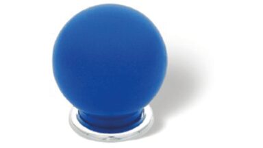 Knopf + Unterlage Plauen Kunststoff Glaseffekt matt - blau, Kunststoff metallisiert - chrom glänzend - 34 mm lang vor weißem Hintergrund
