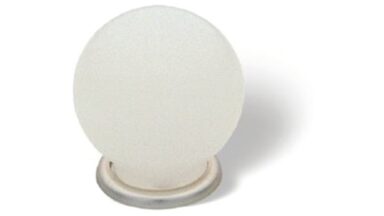 Knopf + Unterlage Plauen Kunststoff glaseffekt matt natur metallisiert nickel matt - 29 mm lang vor weißem Hintergrund