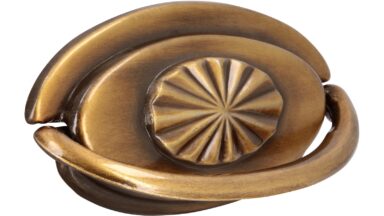 Ringgriff Hochheim Druckguss altmessing brüniert gebürstet - 68 mm lang  vor weißem Hintergrund