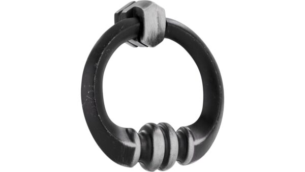 Ringgriff Marburg Druckguss eisenfarbig brüniert getrommelt - 41 mm lang vor weißem Hintergrund