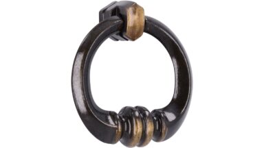 Ringgriff Marburg Druckguss altmessingfarbig brüniert getrommelt - 41 mm lang  vor weißem Hintergrund