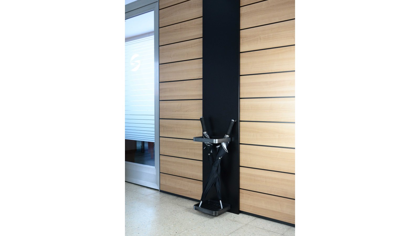 Schirmständer Rain Druckguss - Kunststoff eisenfarbig gebürstet matt schwarz - 257 mm lang  vor weißem Hintergrund