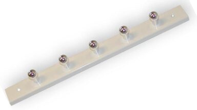Schlüsselleiste Völklingen Kunststoff weiß metallisiert chrom glänzend - 296 mm lang vor weißem Hintergrund