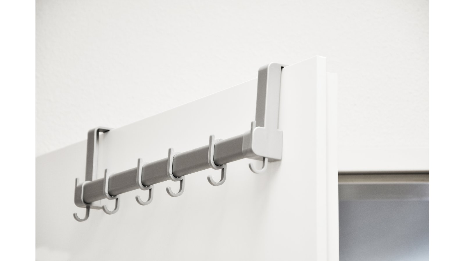 Türgarderobe Kaufungen Kunststoff silbergrau - 480 mm lang  vor weißem Hintergrund