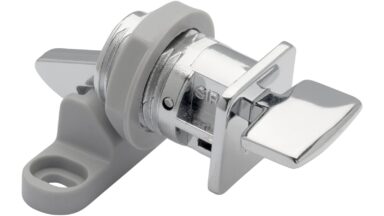 Verriegelung Keltern Druckguss - Kunststoff chrom glänzend grau - 58 mm lang vor weißem Hintergrund
