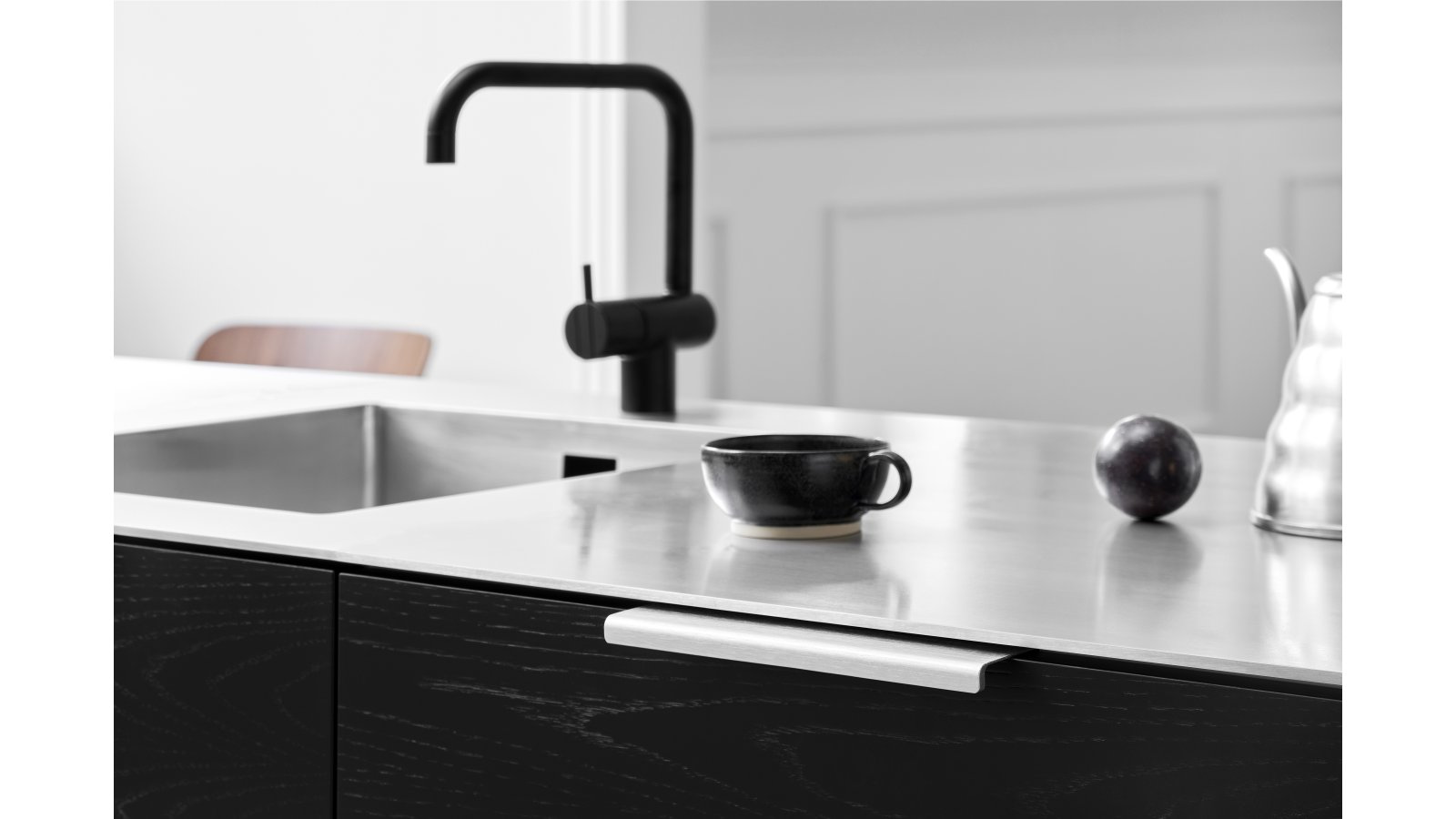 Griffleiste ARTISAN Aluminium - Edelstahloptik - 200 mm lang  vor weißem Hintergrund