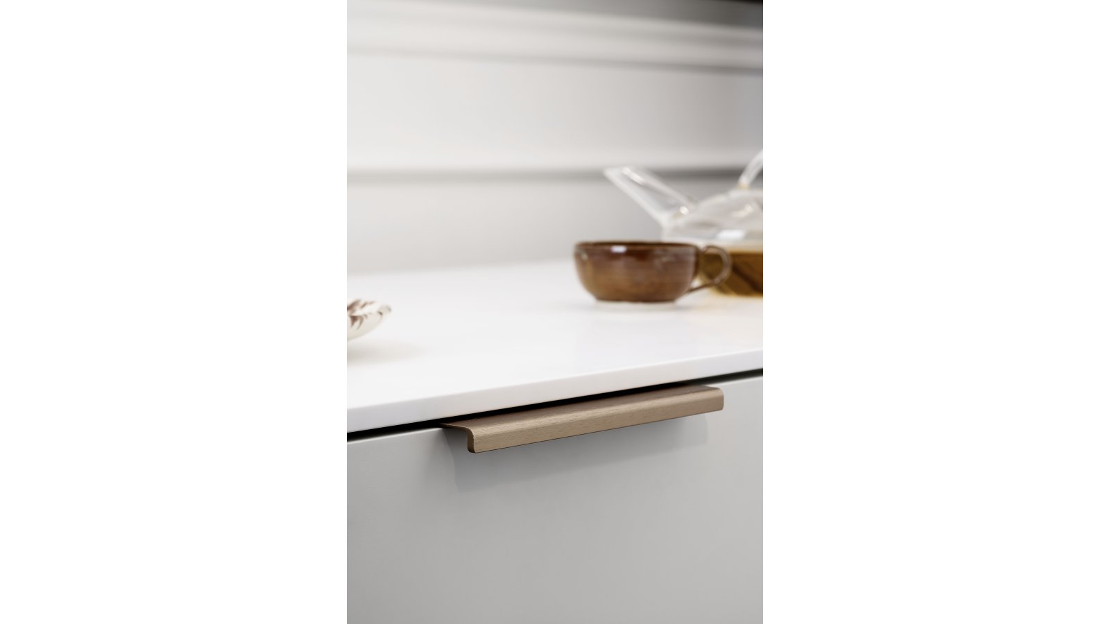Griffleiste ARTISAN Aluminium - Messing gebürstet - 200 mm lang  vor weißem Hintergrund