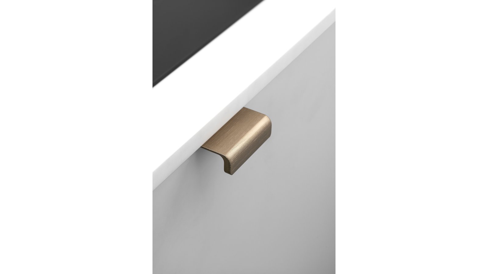 Griffleiste-ARTISAN-alufarbig-messing-Aluminium-Messing-laenge-40-FP-000512-anwendung-2 Griffleiste ARTISAN Aluminium - Messing gebürstet - 40 mm lang vor weißem Hintergrund