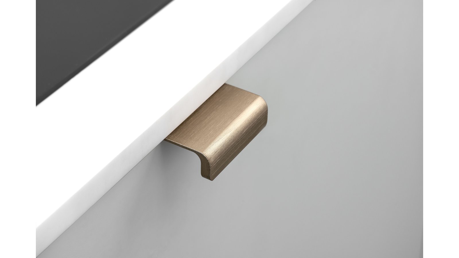 Griffleiste-ARTISAN-alufarbig-messing-Aluminium-Messing-laenge-40-FP-000512-anwendung-3 Griffleiste ARTISAN Aluminium - Messing gebürstet - 40 mm lang vor weißem Hintergrund