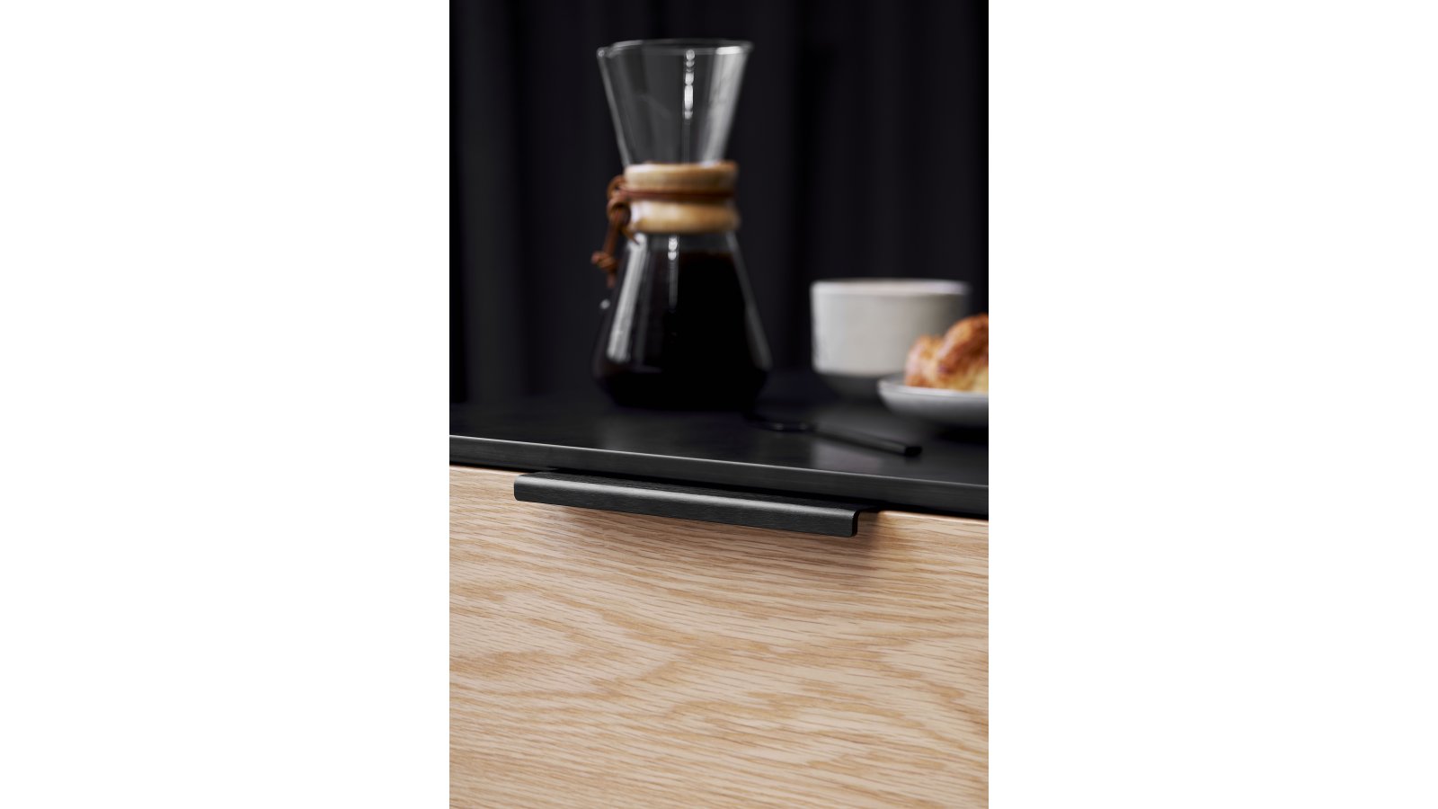 Griffleiste ARTISAN Aluminium - Gebürstet matt schwarz - 200 mm lang  vor weißem Hintergrund