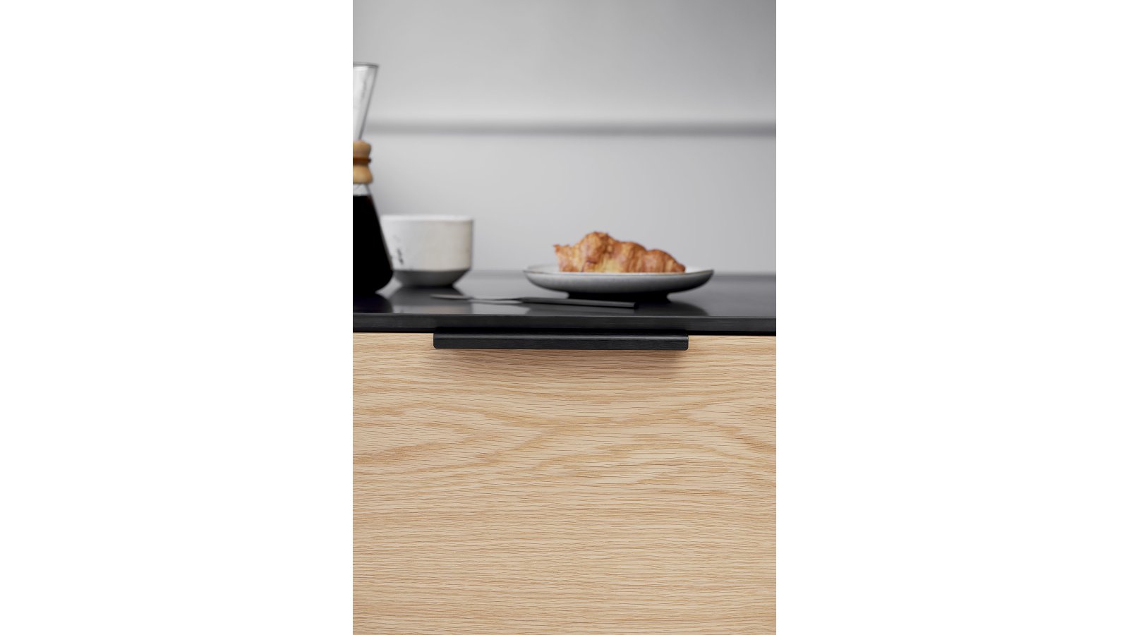 Griffleiste ARTISAN Aluminium - Gebürstet matt schwarz - 200 mm lang  vor weißem Hintergrund